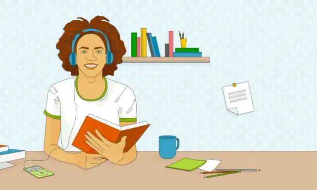 Junge mit Kopfhörern und Buch, genießt Musik beim Lernen. Auf dem Schreibtisch liegen Bücher, Stifte und eine Tasse.