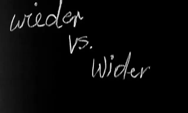 Kreide auf schwarzer Tafel: "wieder vs. Wider". Eine Frage, wie wird wieder geschrieben, wird hier visuell thematisiert.
