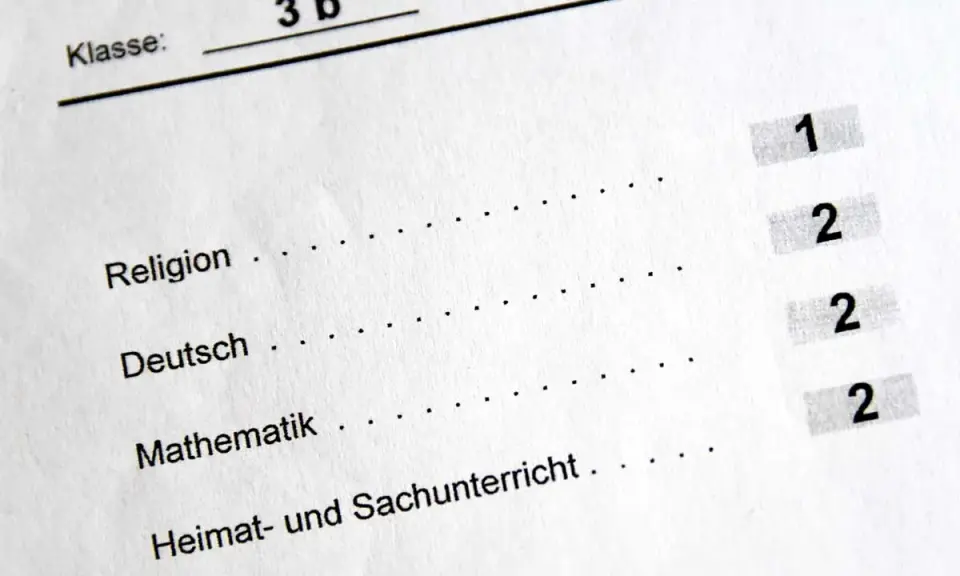 Zeugnis der Klasse 3b mit Noten für Religion (1), Deutsch (2), Mathematik (2) und Heimat- und Sachunterricht (2). Der **Erwartungshorizont** für die nächste Klasse ist hoch.