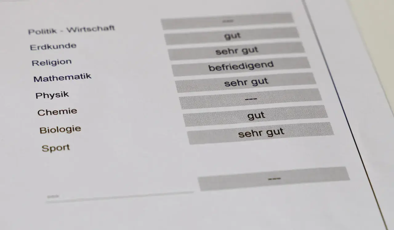 Zeugnis mit Fächern wie Mathematik und Physik. Was ist eine 3+? Hier sind Noten wie "gut" und "sehr gut" aufgeführt.
