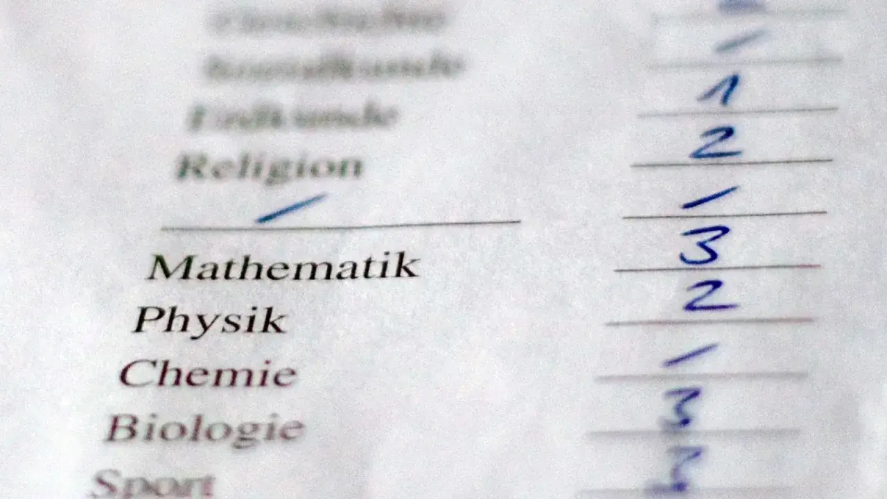 Zeugnis Grundschule Niedersachsen: Fächer wie Religion, Mathematik, Physik, Chemie, Biologie mit Noten.