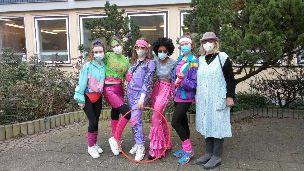 Bunte 80er-Jahre-Outfits für die Mottowoche: Neonfarben, Schlaghosen und Aerobic-Looks. Tolle Mottowoche Ideen!