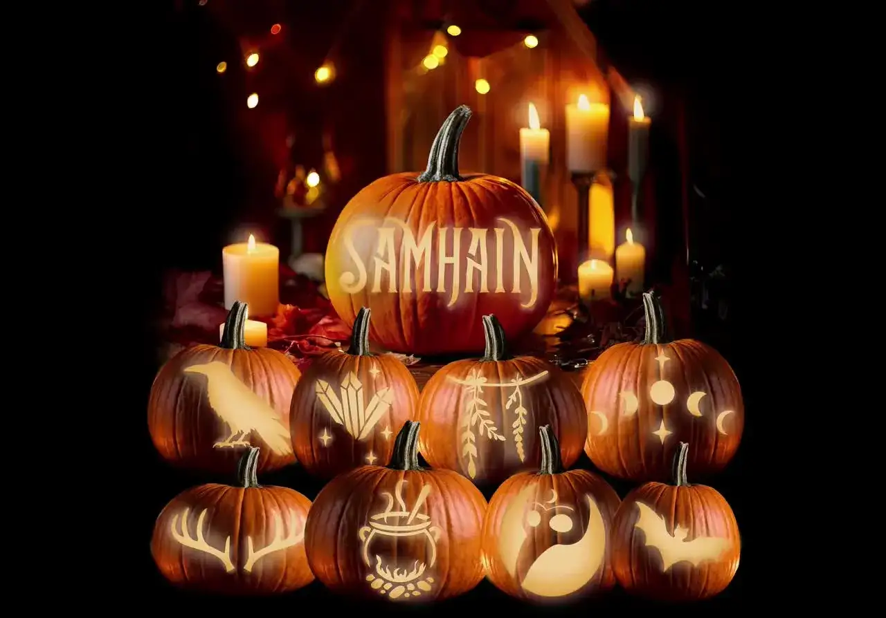Beleuchtete Kürbisse mit Symbolen wie Raben, Kristallen und Mondphasen, die an den Halloween Ursprung erinnern.
