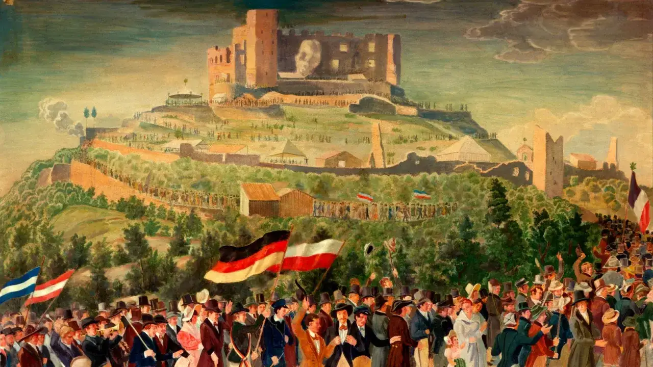 Menschenmenge mit Fahnen vor einer Burg, die ein Porträt zeigt. Ein lebhaftes Bild der Vormärz Epoche, voller Hoffnung und Aufbruchsstimmung.