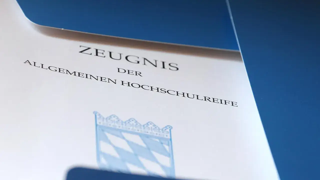 Zeugnis der allgemeinen Hochschulreife, die offizielle Abitur Bezeichnung, mit bayerischem Wappen.