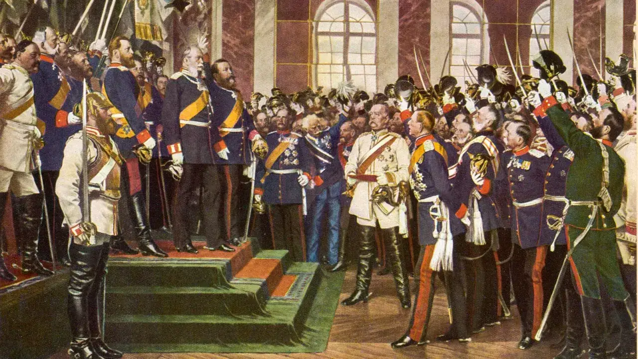 Männer in Uniformen, die Schwerter heben, feiern die Reichsgründung 1871. Kaiser Wilhelm I. steht im Zentrum.