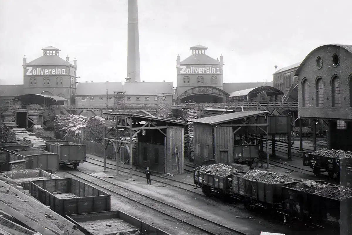Zollverein II, ein Symbol der Industrialisierung in Deutschland. Kohlewaggons und Schornsteine prägen die Szenerie.