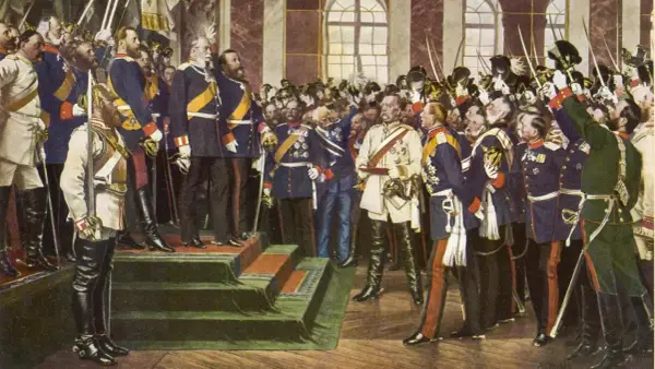 Feierliche Proklamation des Deutschen Kaiserreiches 1871 im Spiegelsaal von Versailles. Militärs in Uniformen und mit Säbeln.