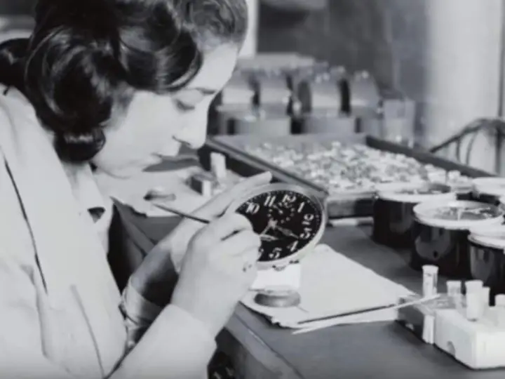 Eine junge Frau malt Zifferblätter, eine der vielen "Radium Girls", die mit leuchtender Farbe arbeiteten.
