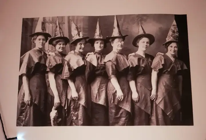 Sieben Frauen in Hexenkostümen, ein Blick auf den Halloween Ursprung.