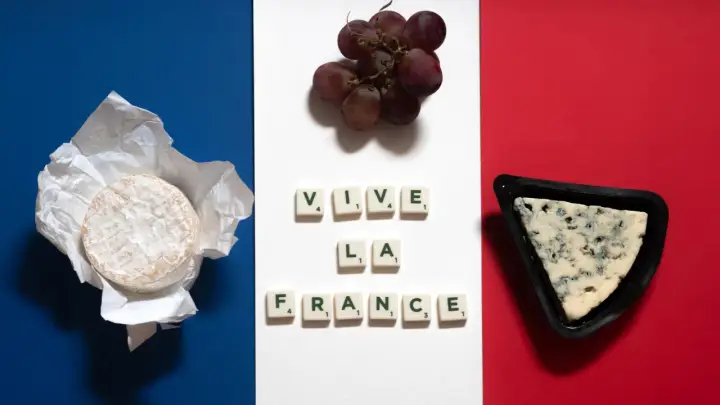Französische Flagge mit Käse, Trauben und Scrabble-Buchstaben "VIVE LA FRANCE".