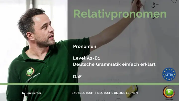 Mann erklärt "Relativpronomen" auf einer Tafel. Deutsche Grammatik.