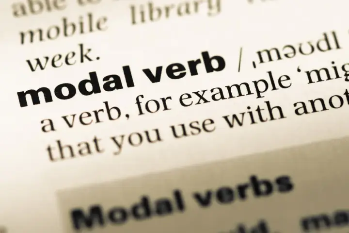 Wörterbuchseite erklärt "modal verb" (Modalverb), ein Verb, das man mit einem anderen Verb benutzt.