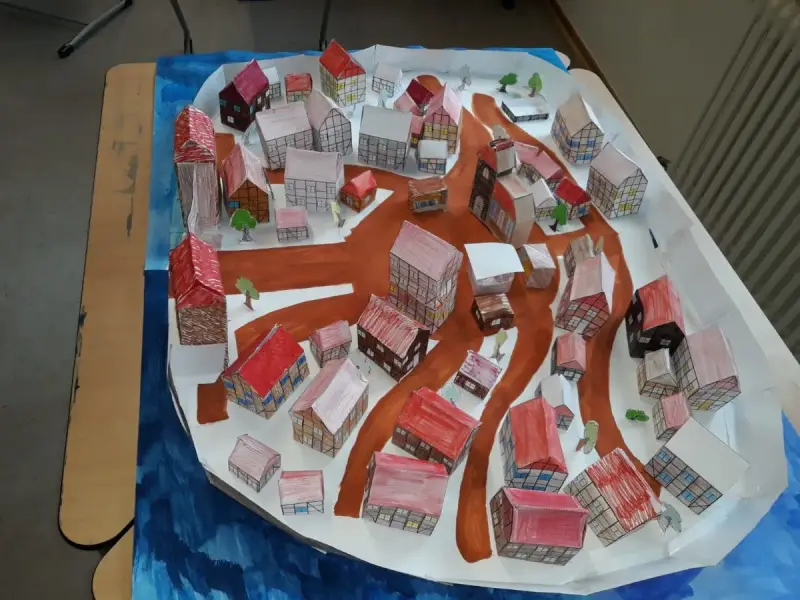Modell einer mittelalterlichen Stadt, erstellt von Schülern der 7. Klasse. Ein lebendiges Bild vom Leben im Mittelalter.