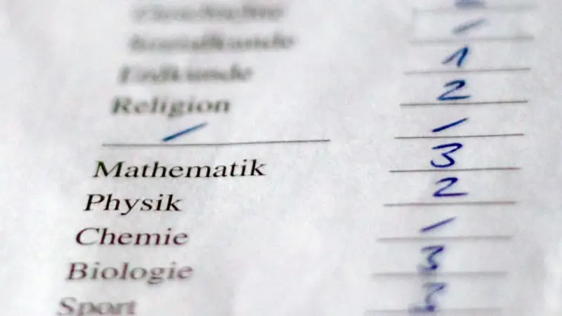 Zeugnis Grundschule Niedersachsen: Fächer wie Religion, Mathematik, Physik, Chemie, Biologie mit Noten.